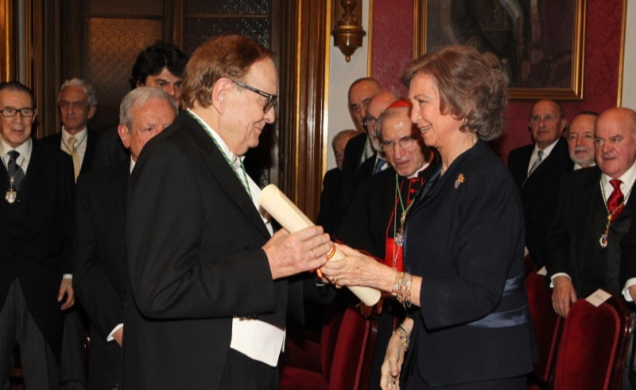 Su Majestad la Reina hace entrega del diploma al nuevo académico, Ramón Tamames